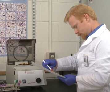 Клиника лечения наркозависимости в Высоковске Врач в кабинете клиники